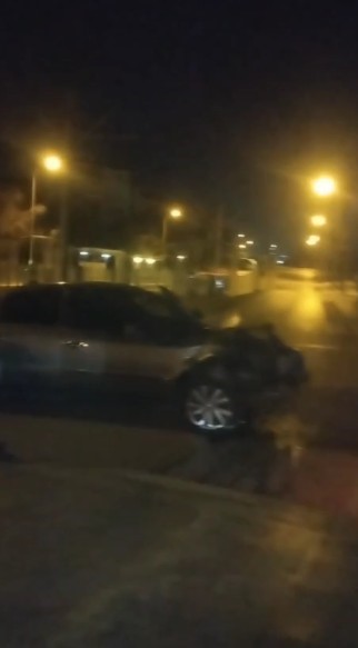 Kontrolden çıkan otomobil ağaca çarparak durabildi
