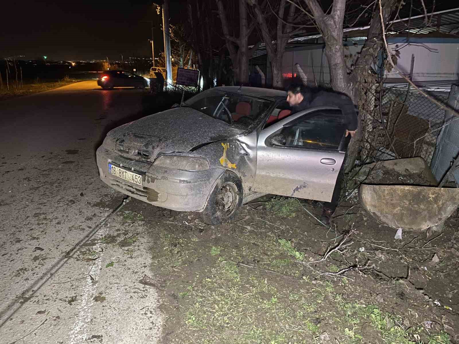 Kontrolden çıkan otomobil ağaca çarptı: 4 yaralı
