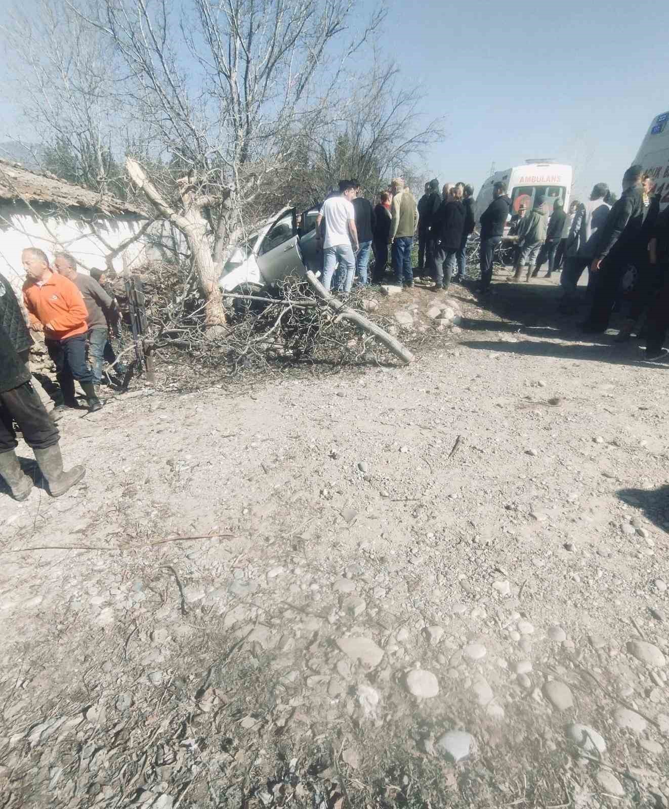 Kontrolden çıkan otomobil ağaçlara ok gibi saplandı: 2 ölü, 1 ağır yaralı
