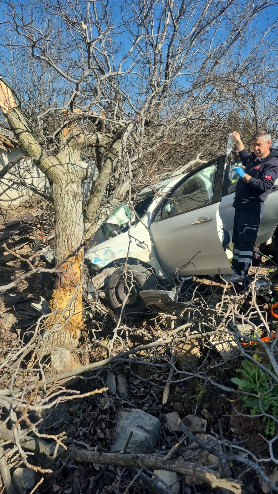 Kontrolden çıkan otomobil ağaçlara ok gibi saplandı: 2 ölü, 1 ağır yaralı
