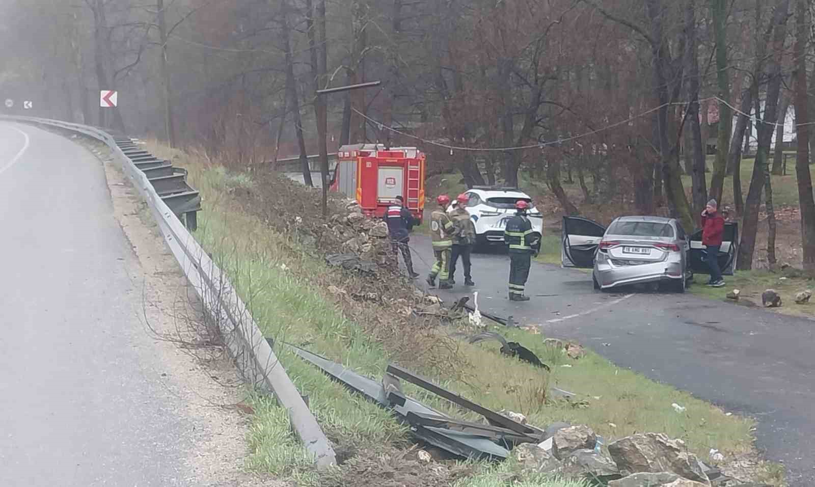 Kontrolden çıkan otomobil alt yola uçtu: 3 yaralı
