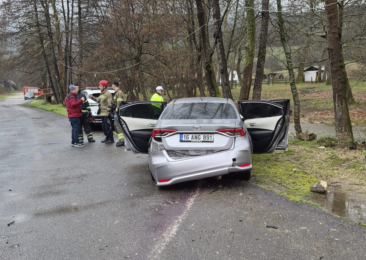 Kontrolden çıkan otomobil alt yola uçtu: 3 yaralı

