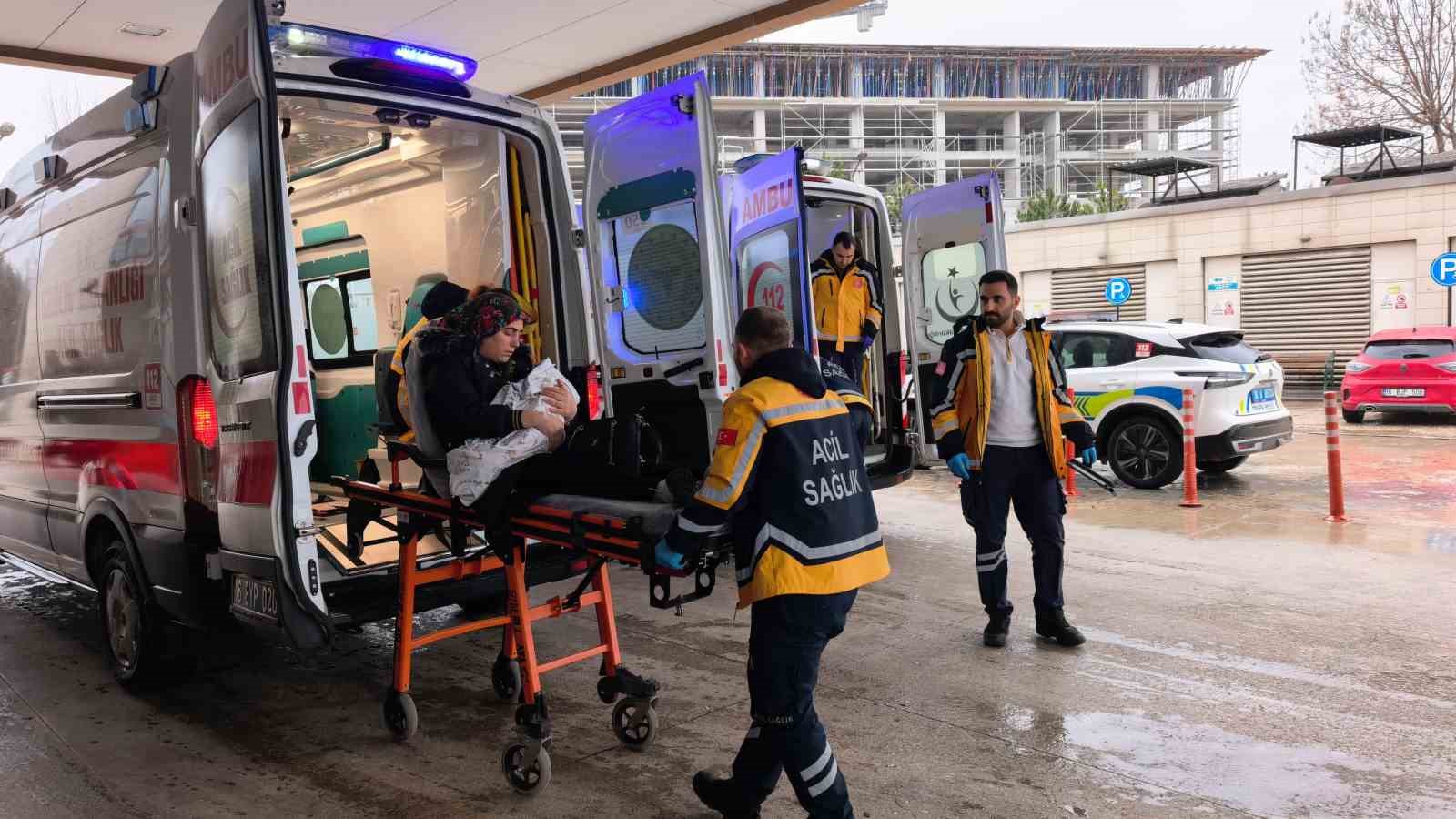 Kontrolden çıkan otomobil alt yola uçtu: 3 yaralı
