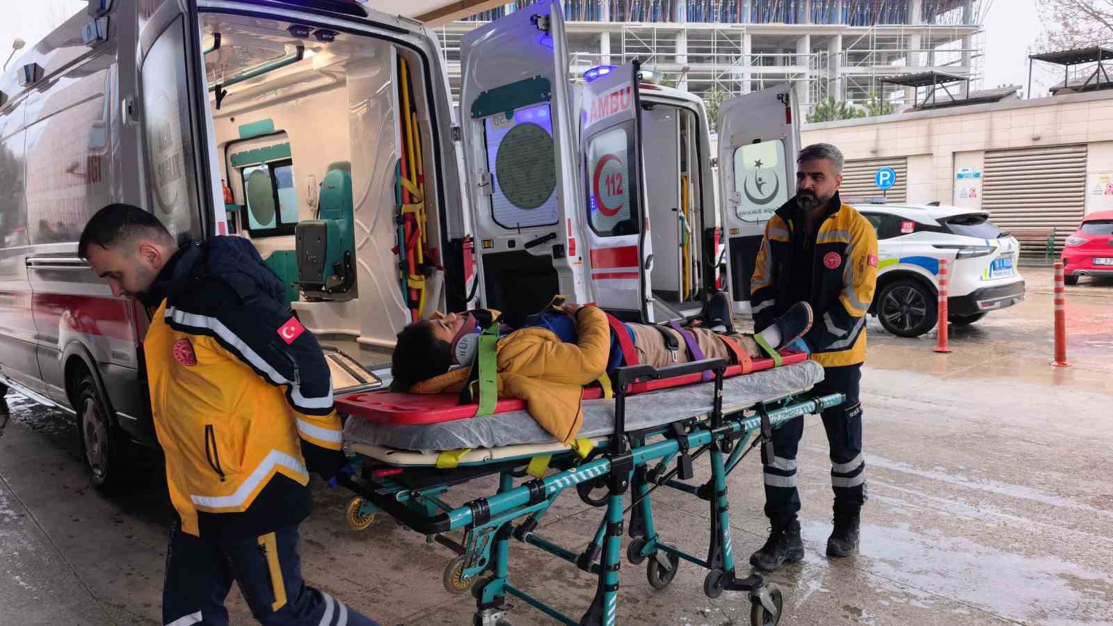 Kontrolden çıkan otomobil alt yola uçtu: 3 yaralı
