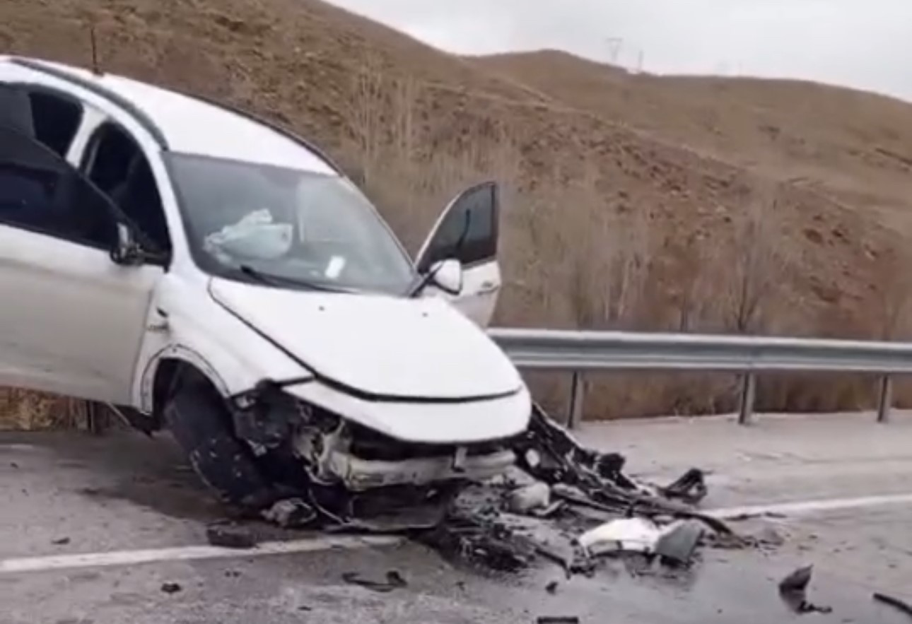 Kontrolden çıkan otomobil bariyerlerde asılı kaldı: 4 yaralı
