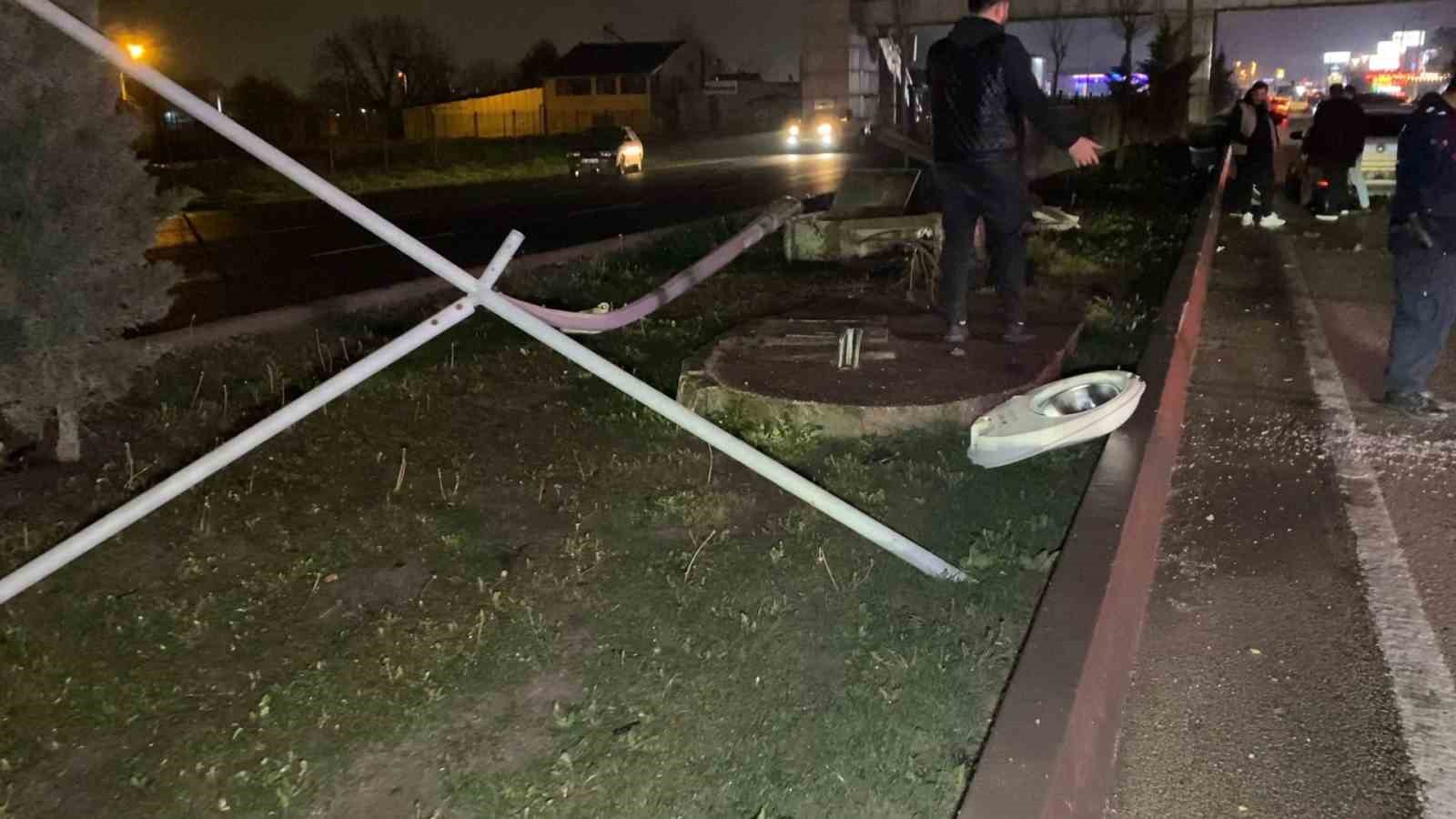 Kontrolden çıkan otomobil bariyerlere çarptı: 2 yaralı
