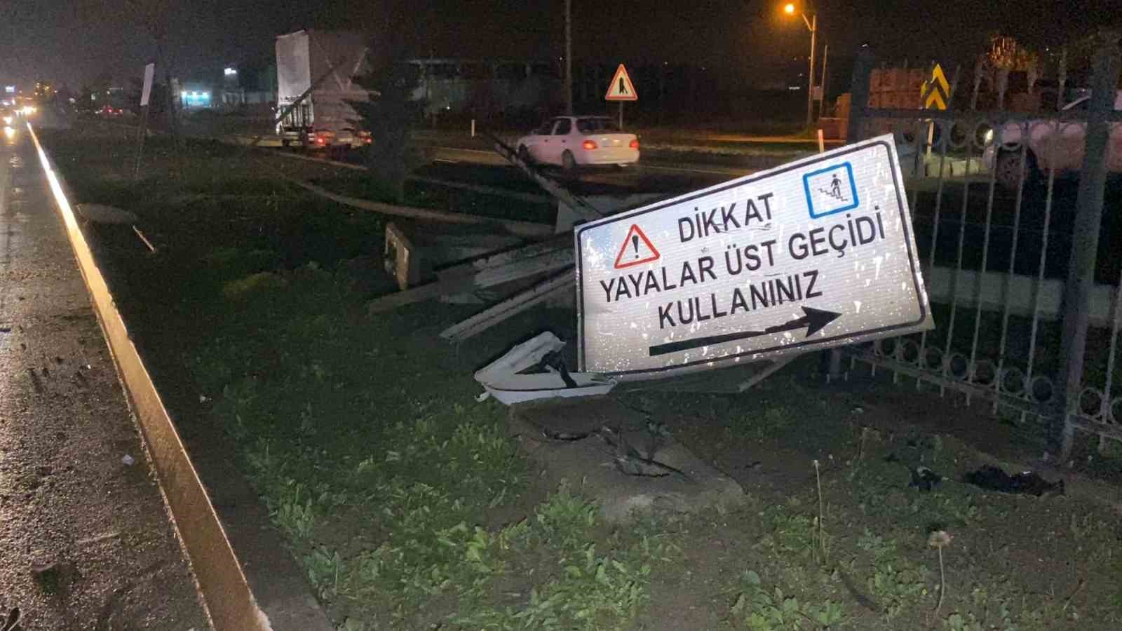 Kontrolden çıkan otomobil bariyerlere çarptı: 2 yaralı
