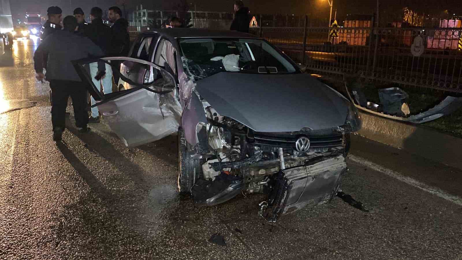 Kontrolden çıkan otomobil bariyerlere çarptı: 2 yaralı
