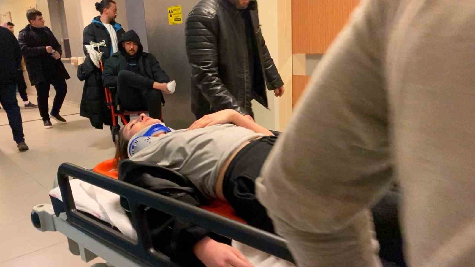 Kontrolden çıkan otomobil bariyerlere çarptı: 2 yaralı
