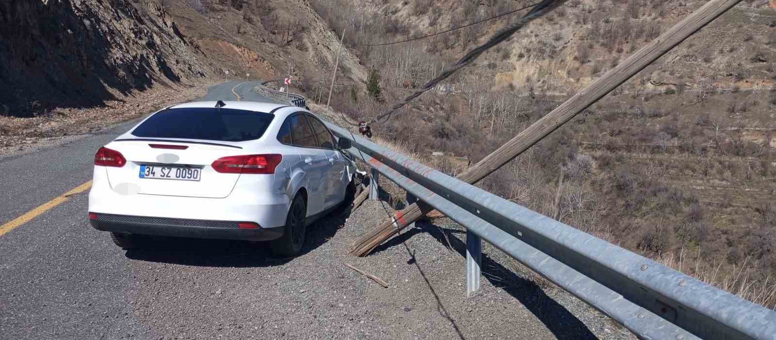 Kontrolden çıkan otomobil bariyerlere çarptı
