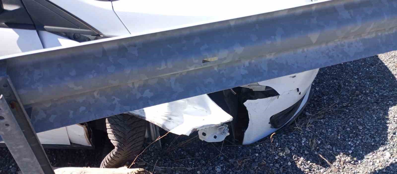 Kontrolden çıkan otomobil bariyerlere çarptı
