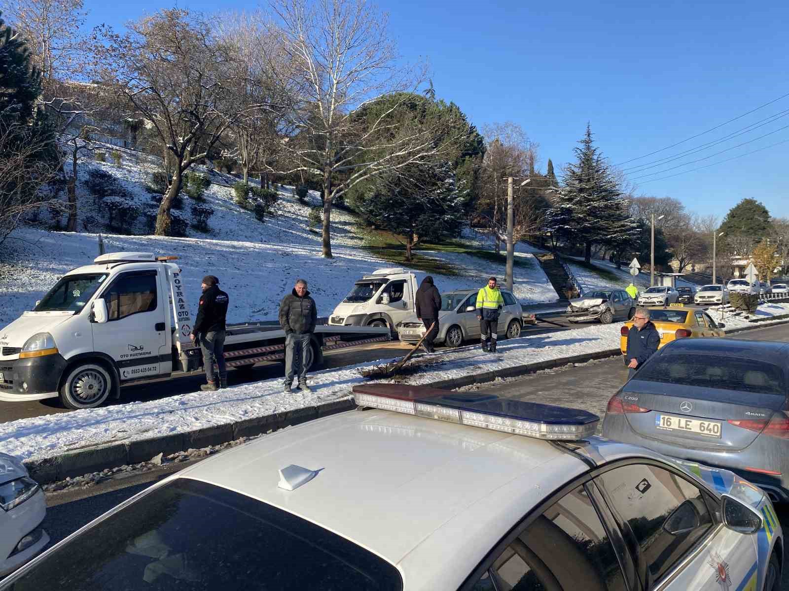 Kontrolden çıkan otomobil çarptığı aracı karşı yöne savurdu: 4 yaralı

