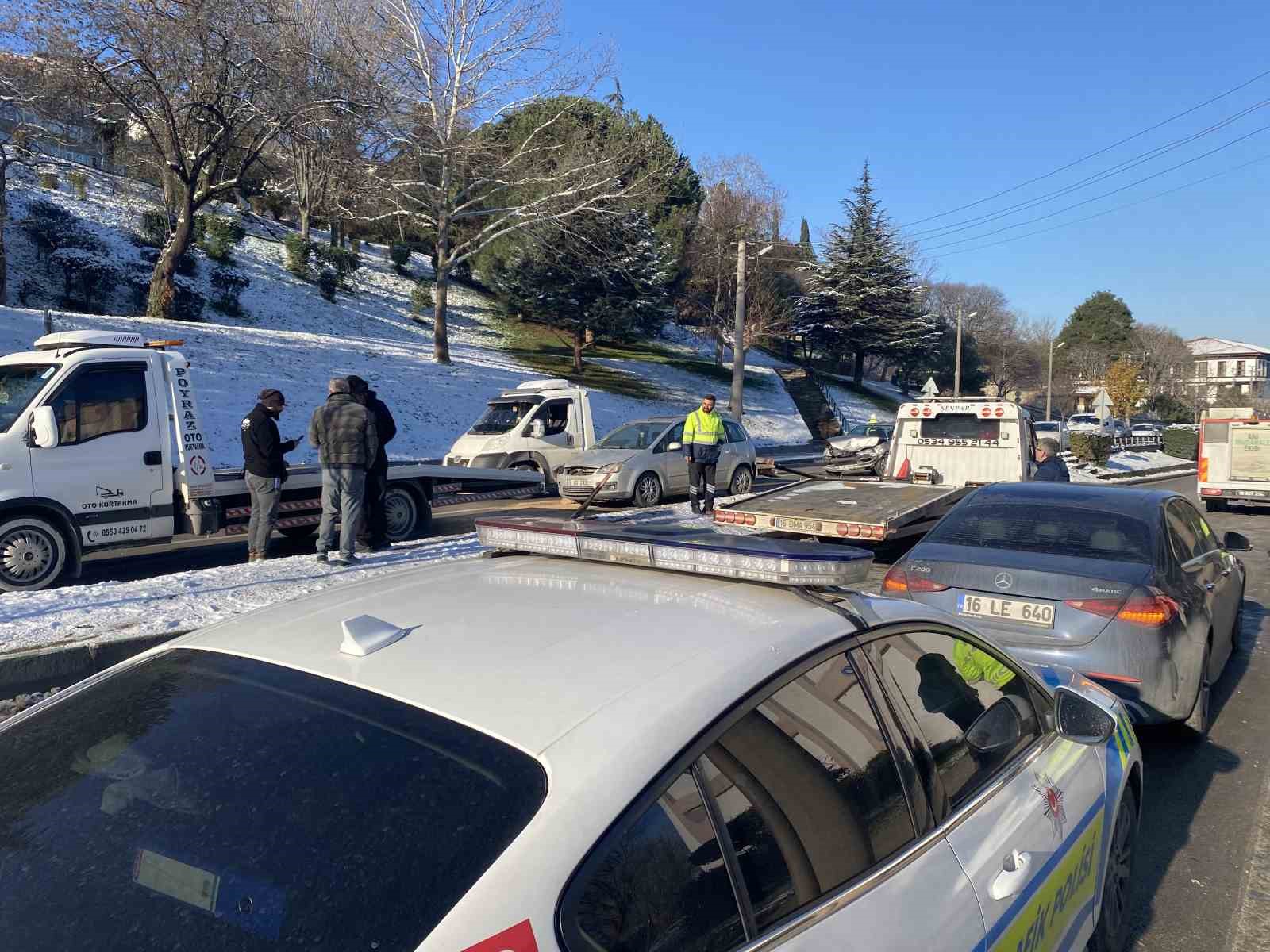 Kontrolden çıkan otomobil çarptığı aracı karşı yöne savurdu: 4 yaralı
