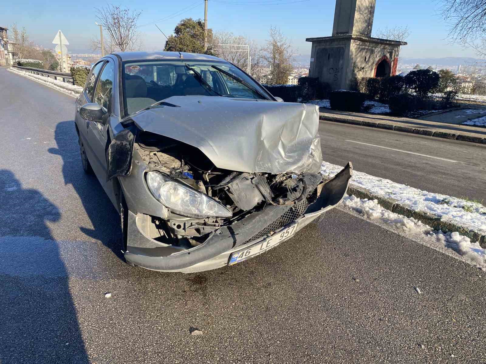 Kontrolden çıkan otomobil çarptığı aracı karşı yöne savurdu: 4 yaralı
