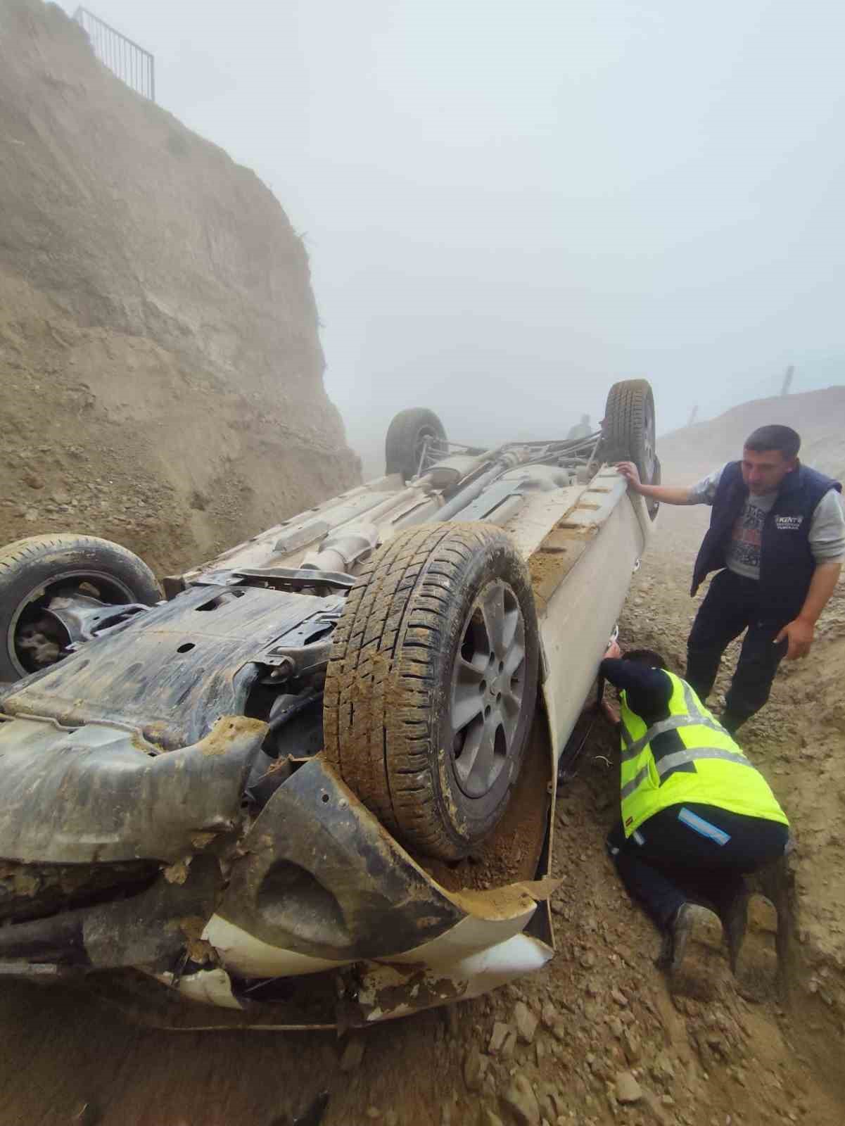 Kontrolden çıkan otomobil DESKİ tarafından açılan çukura yuvarlandı; 1 yaralı
