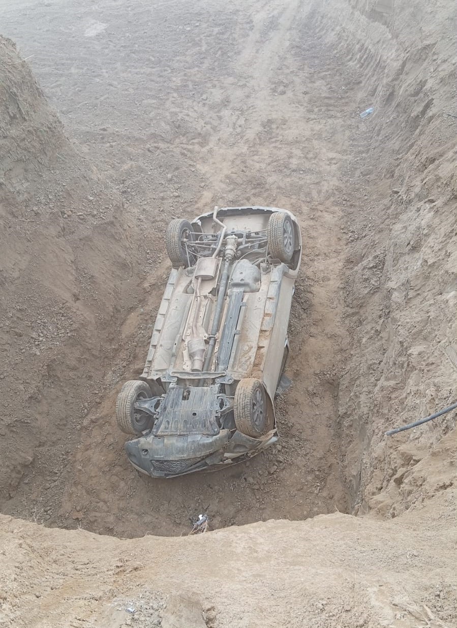 Kontrolden çıkan otomobil DESKİ tarafından açılan çukura yuvarlandı; 1 yaralı
