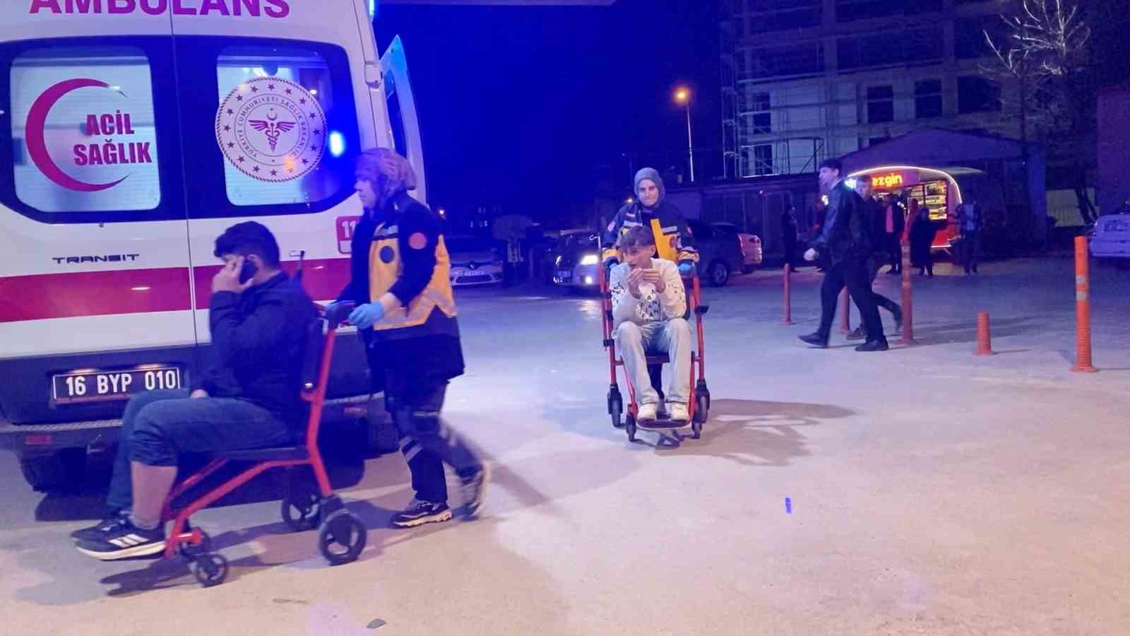 Kontrolden çıkan otomobil direğe çarptı: 3 yaralı
