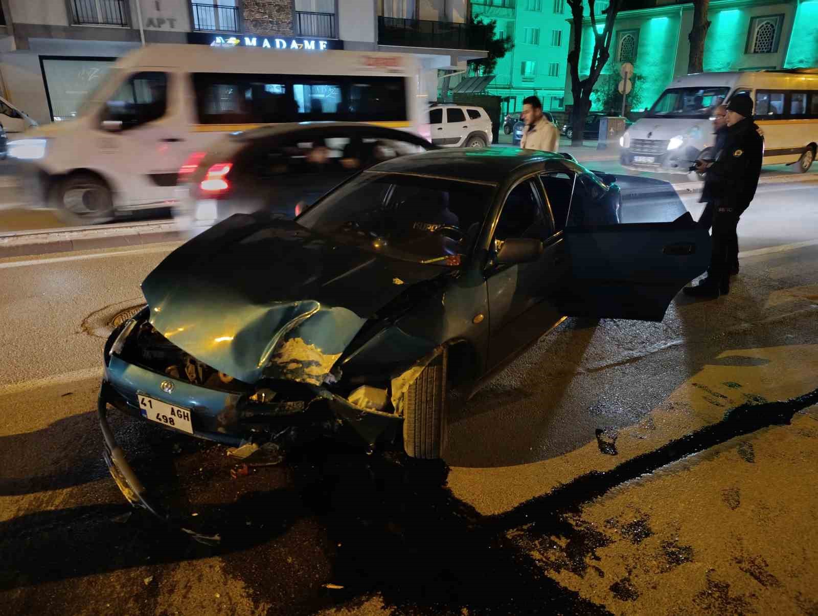 Kontrolden çıkan otomobil direğe çarptı: 3 yaralı
