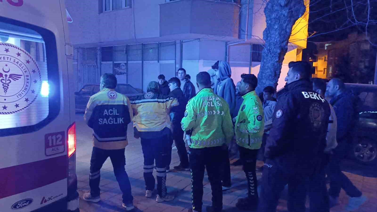 Kontrolden çıkan otomobil direğe çarptı: 3 yaralı
