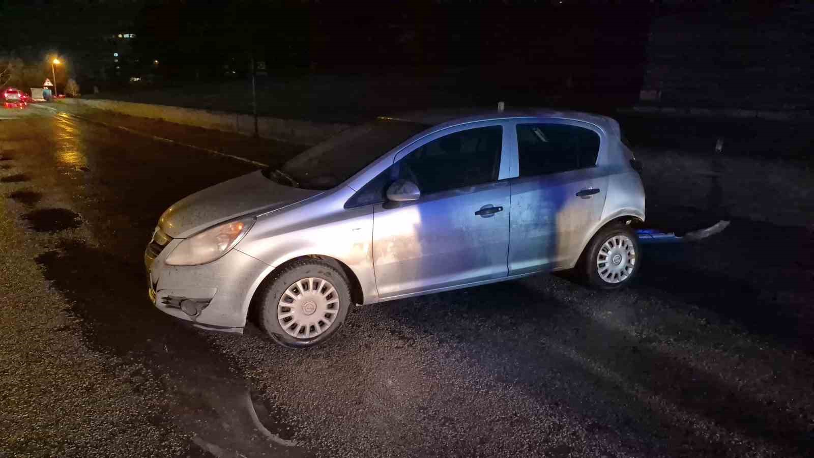 Kontrolden çıkan otomobil dönerek arkasını duvara çarptı
