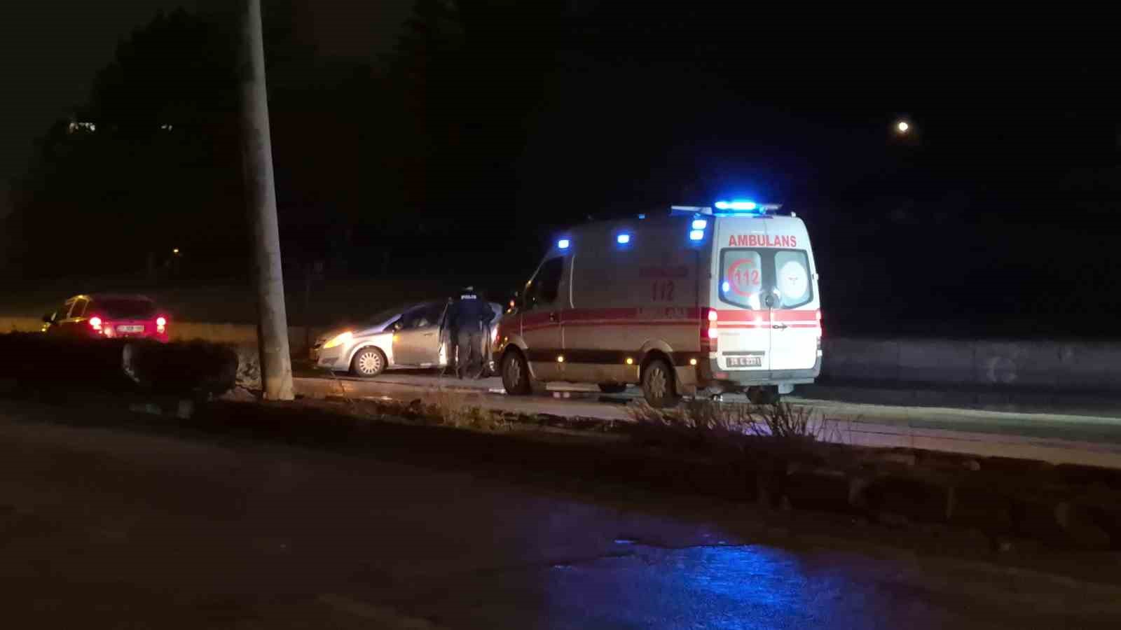 Kontrolden çıkan otomobil dönerek arkasını duvara çarptı
