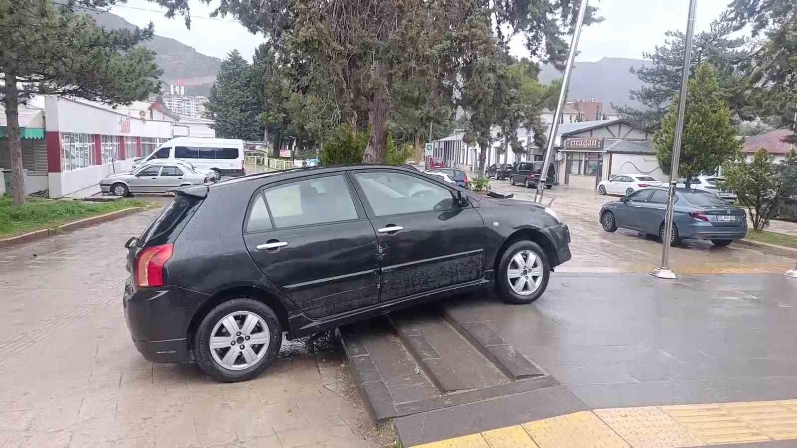 Kontrolden çıkan otomobil durakta bekleyenleri teğet geçti: O anlar kamerada
