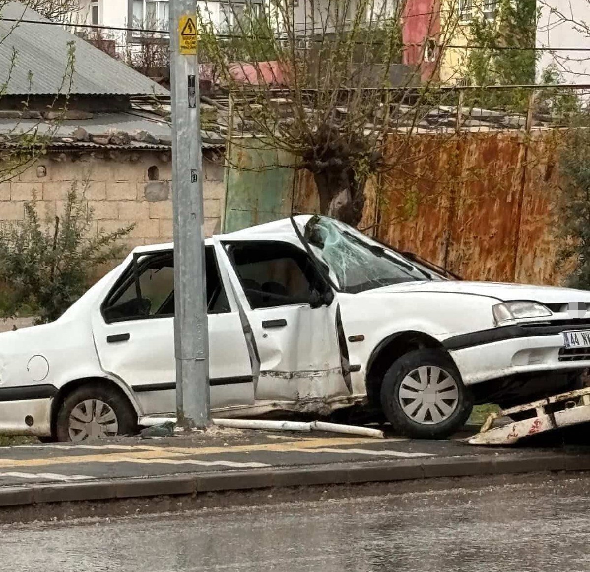 Kontrolden çıkan otomobil elektrik direğine çarptı: 3 yaralı
