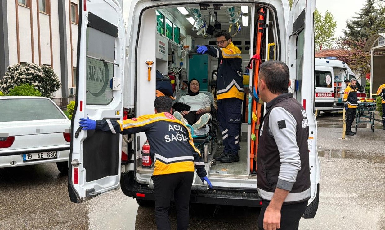 Kontrolden çıkan otomobil elektrik direğine çarptı: 3 yaralı
