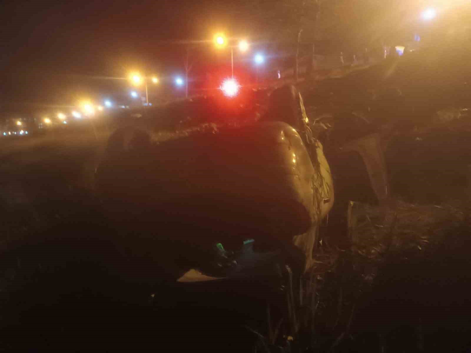 Kontrolden çıkan otomobil göl kenarına uçtu: 1 yaralı
