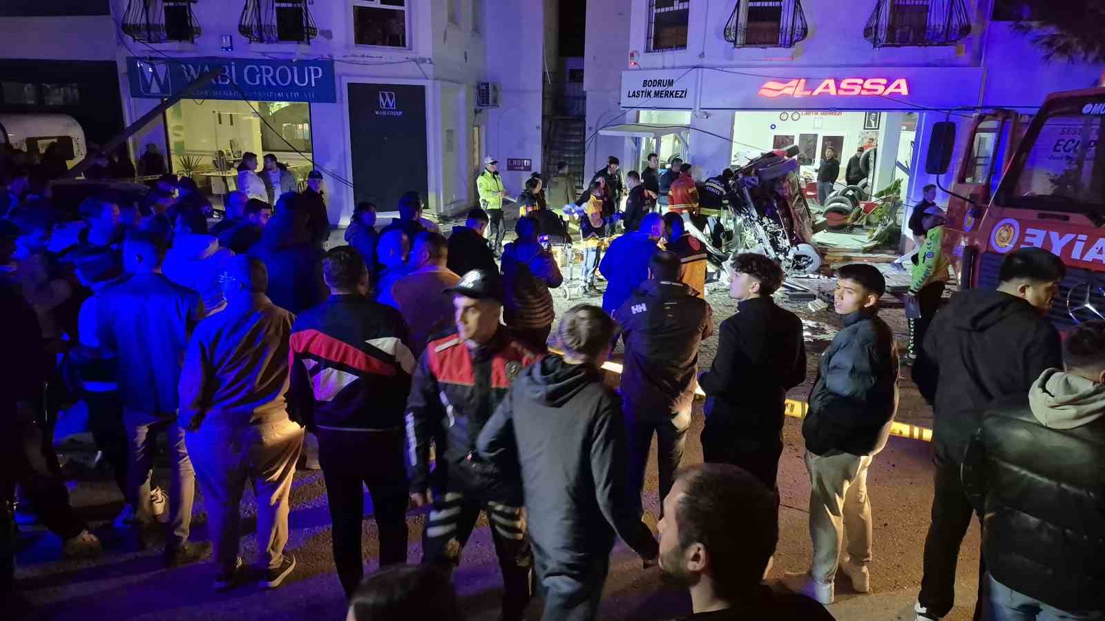 Kontrolden çıkan otomobil iş yerine girdi: 3 yaralı
