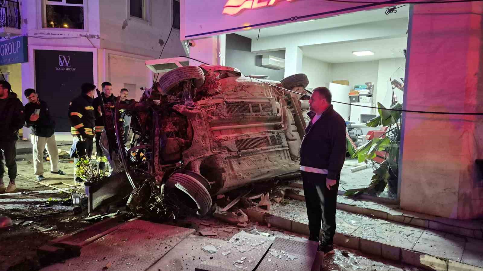 Kontrolden çıkan otomobil iş yerine girdi: 3 yaralı
