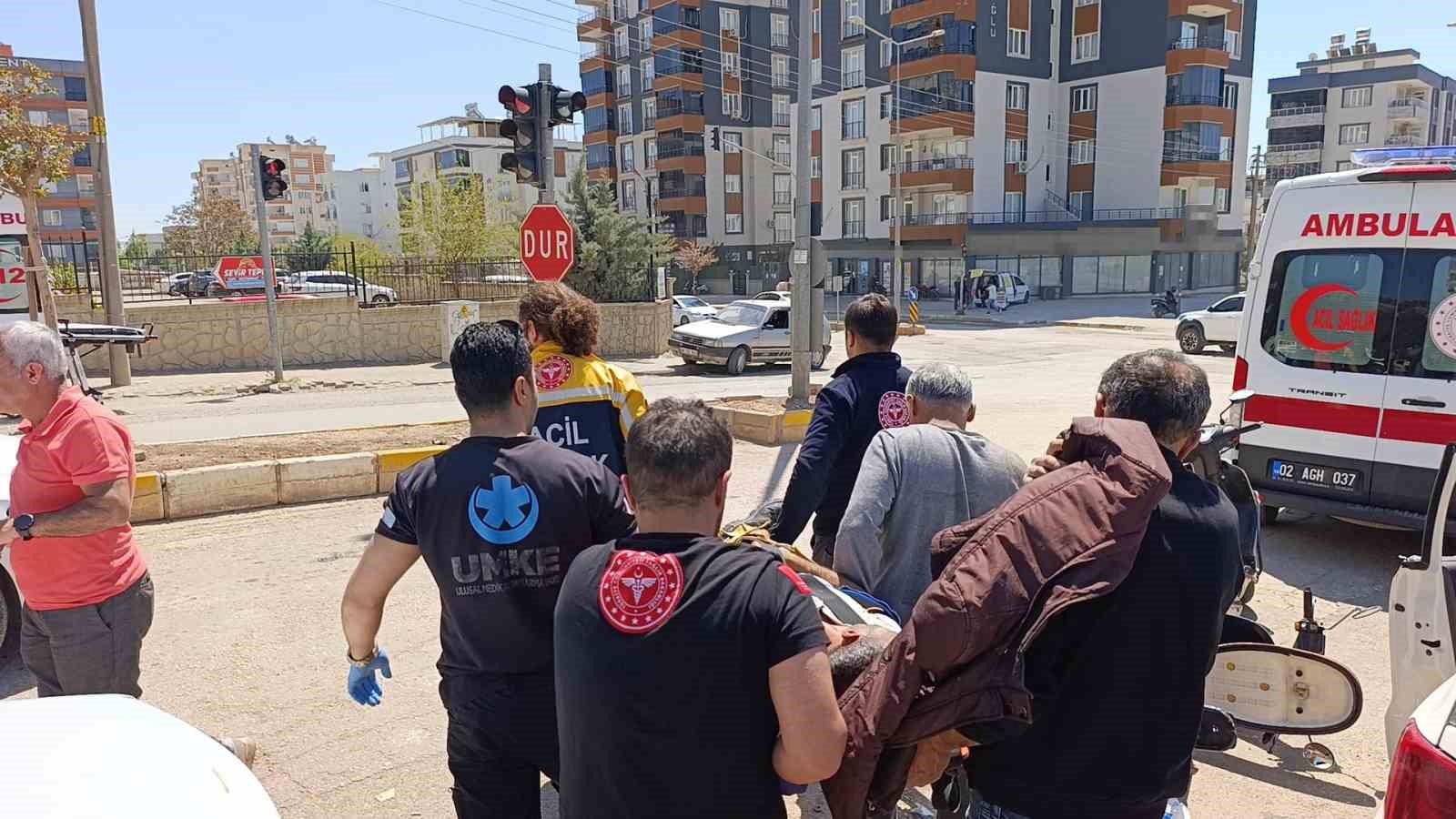 Kontrolden çıkan otomobil ışıklarda bekleyen araçlara çarptı: 3 yaralı
