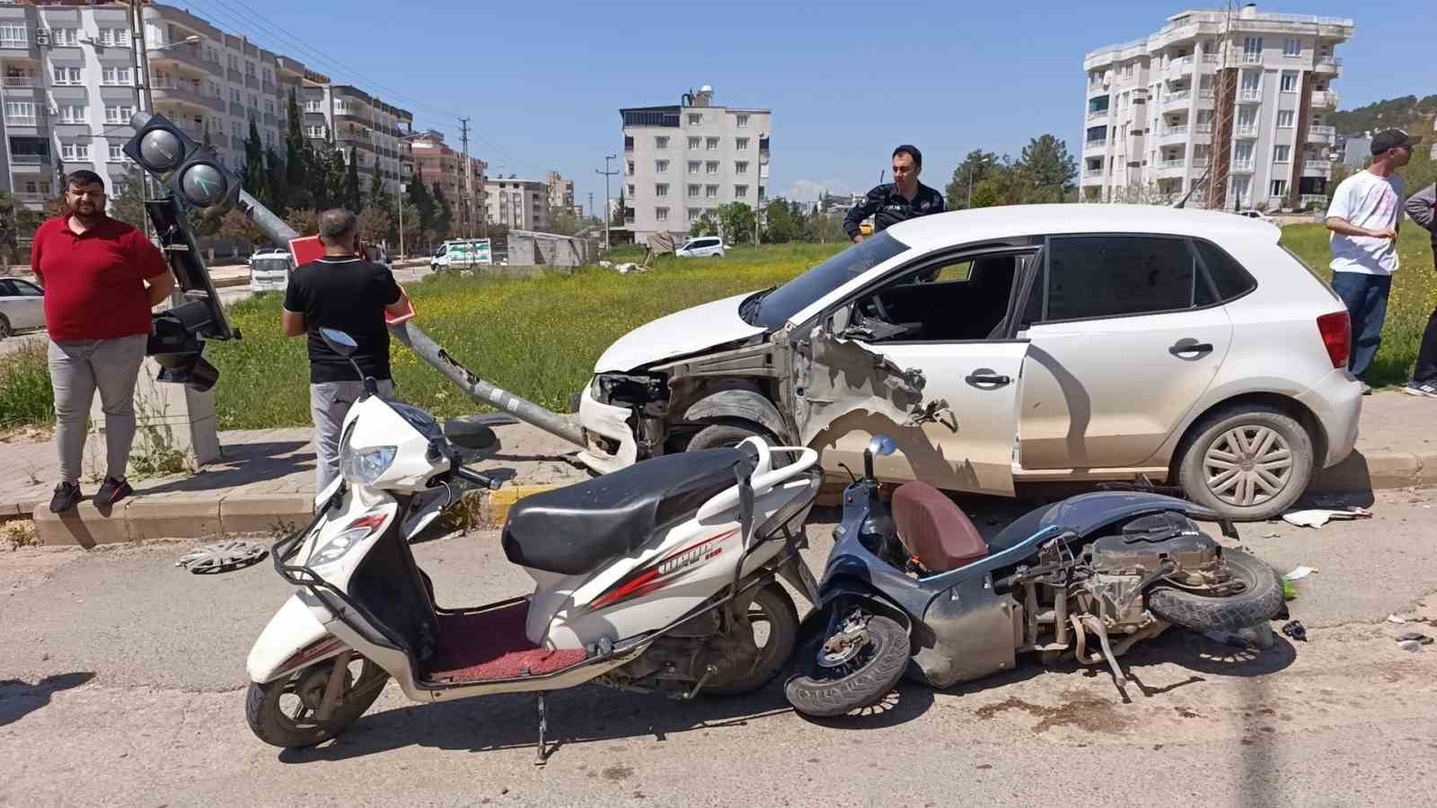 Kontrolden çıkan otomobil ışıklarda bekleyen araçlara çarptı: 3 yaralı

