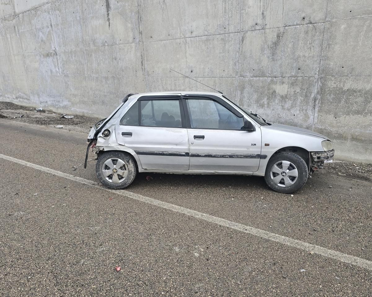 Kontrolden çıkan otomobil istinat duvarına çarptı: 1 yaralı
