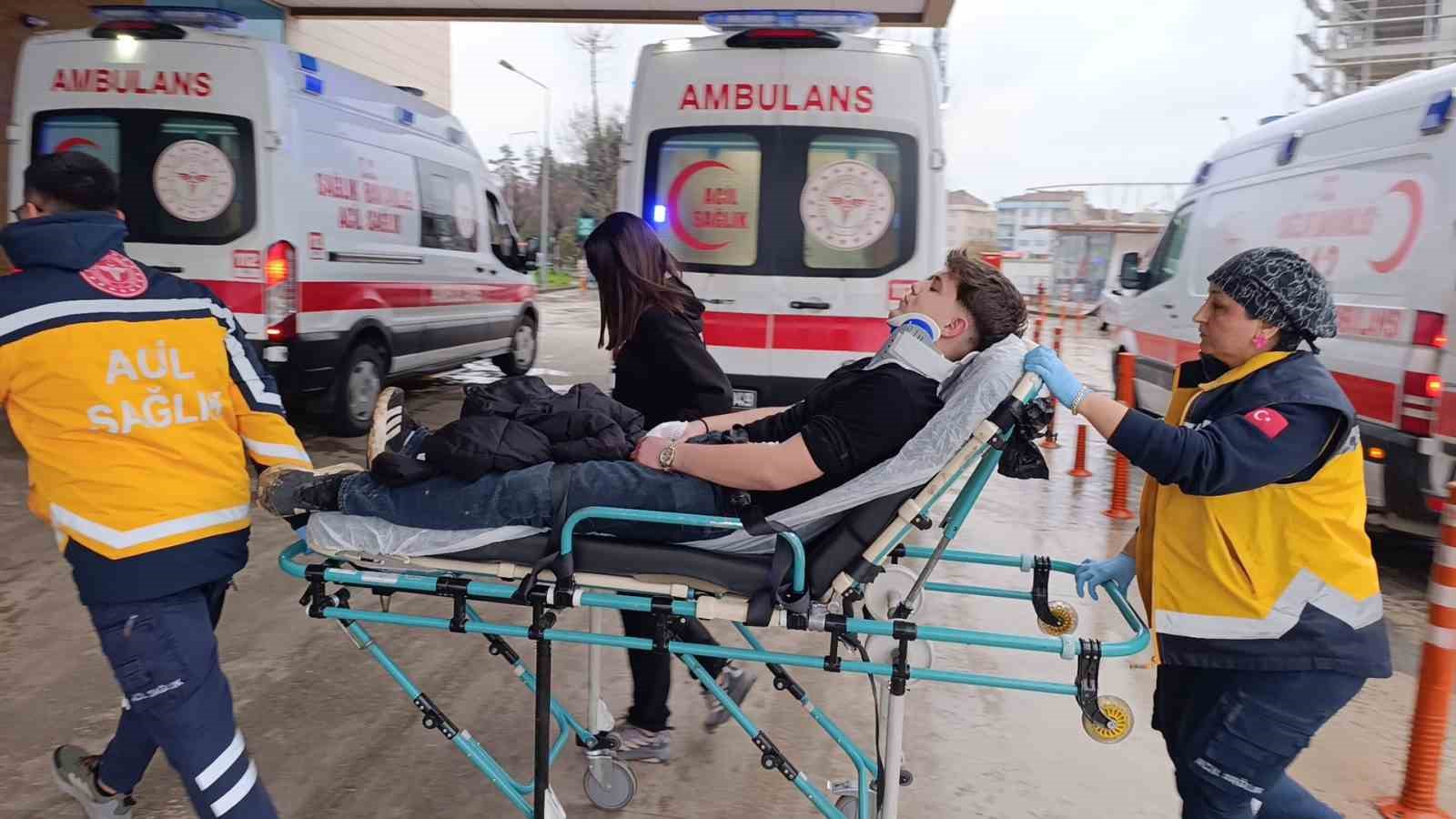 Kontrolden çıkan otomobil istinat duvarına çarptı: 4 yaralı
