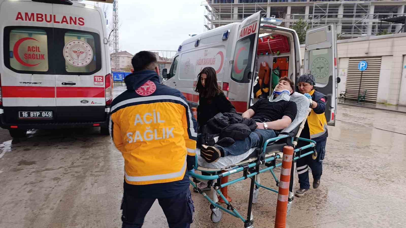 Kontrolden çıkan otomobil istinat duvarına çarptı: 4 yaralı
