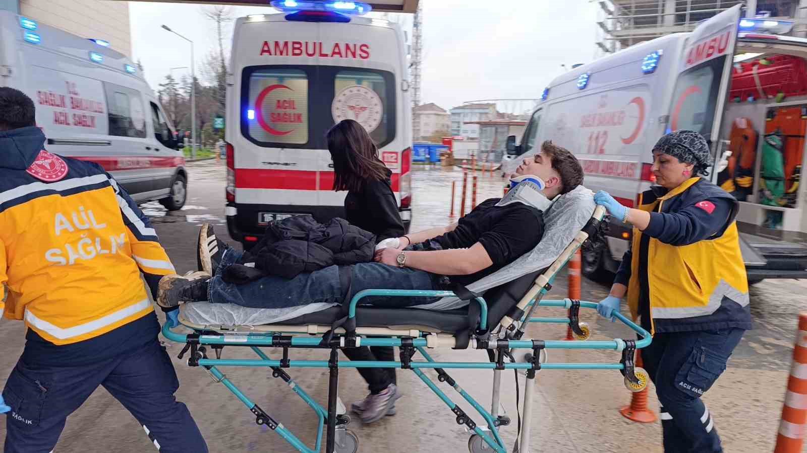 Kontrolden çıkan otomobil istinat duvarına çarptı: 4 yaralı
