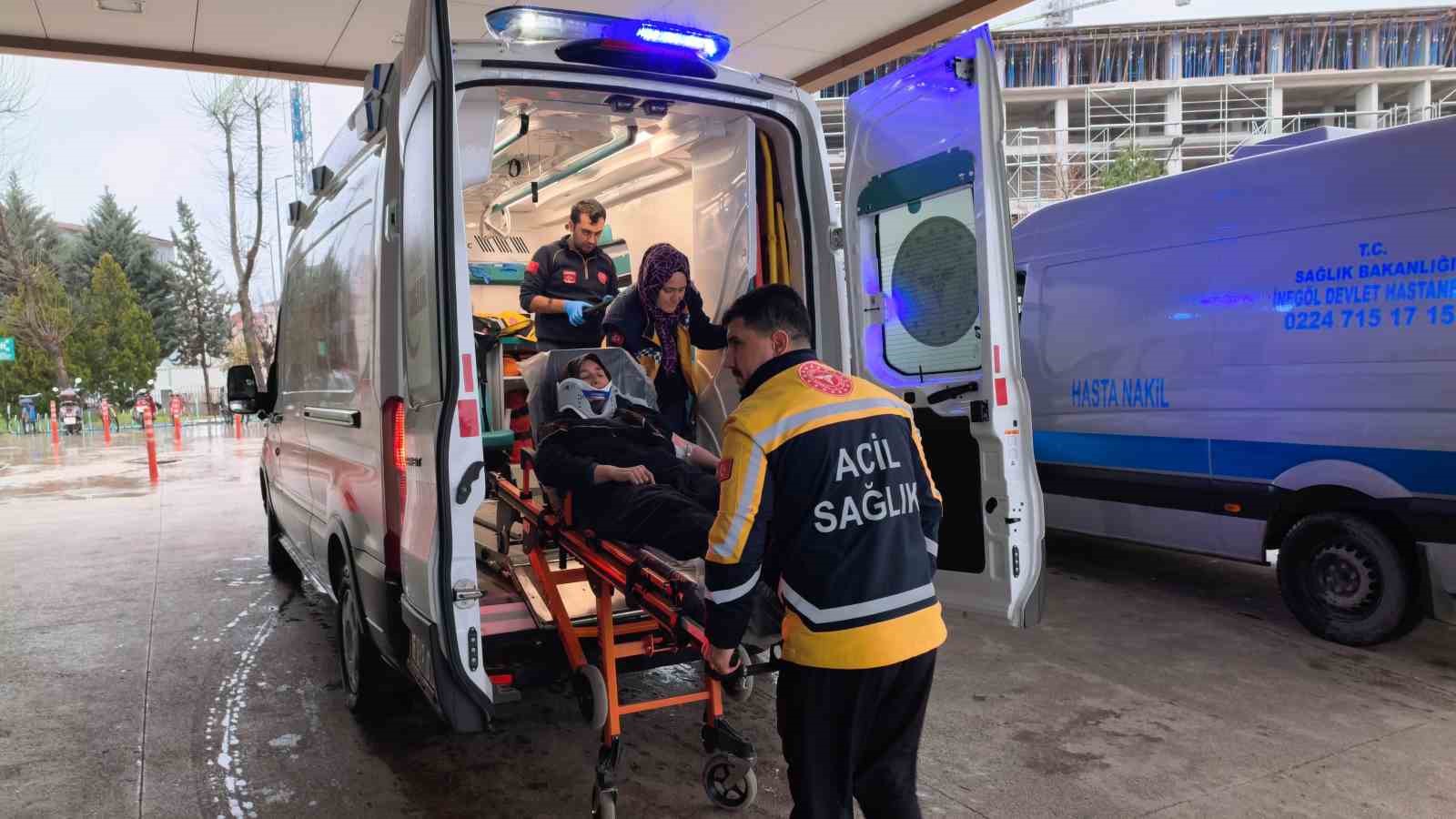 Kontrolden çıkan otomobil istinat duvarına çarptı: 4 yaralı
