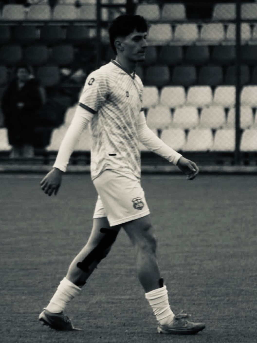 Kontrolden çıkan otomobil kaldırımda ağaca çarptı: 1 ölü, 1 yaralı
