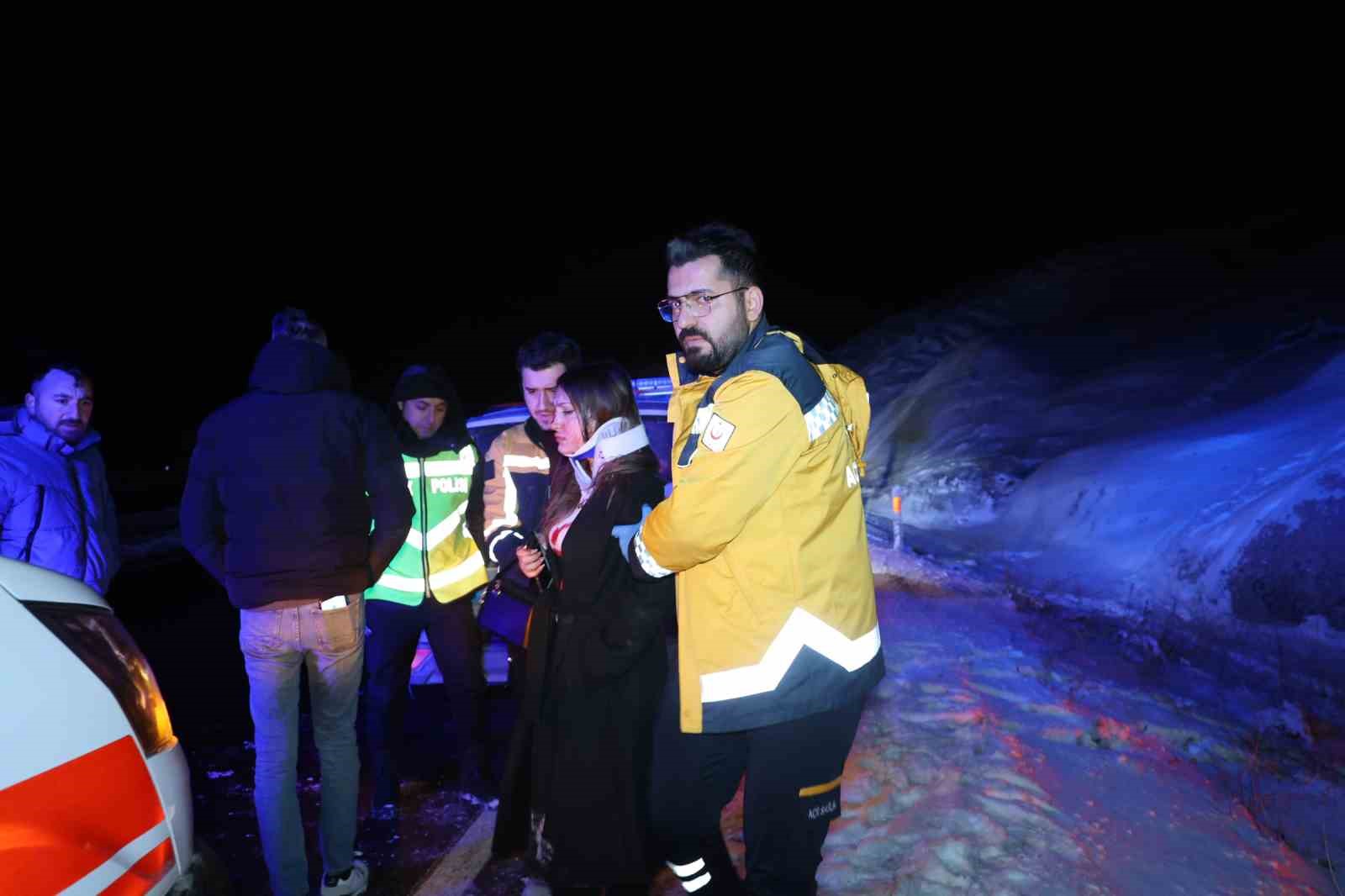 Kontrolden çıkan otomobil kayaya çarparak durabildi
