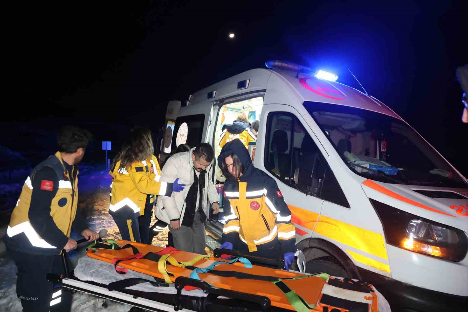 Kontrolden çıkan otomobil kayaya çarparak durabildi
