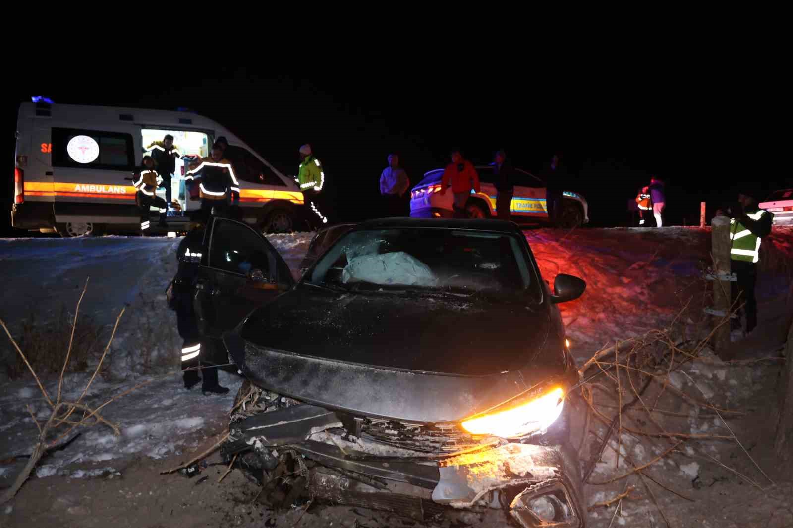 Kontrolden çıkan otomobil kayaya çarparak durabildi
