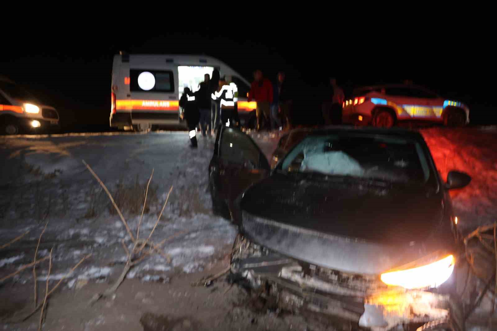 Kontrolden çıkan otomobil kayaya çarparak durabildi
