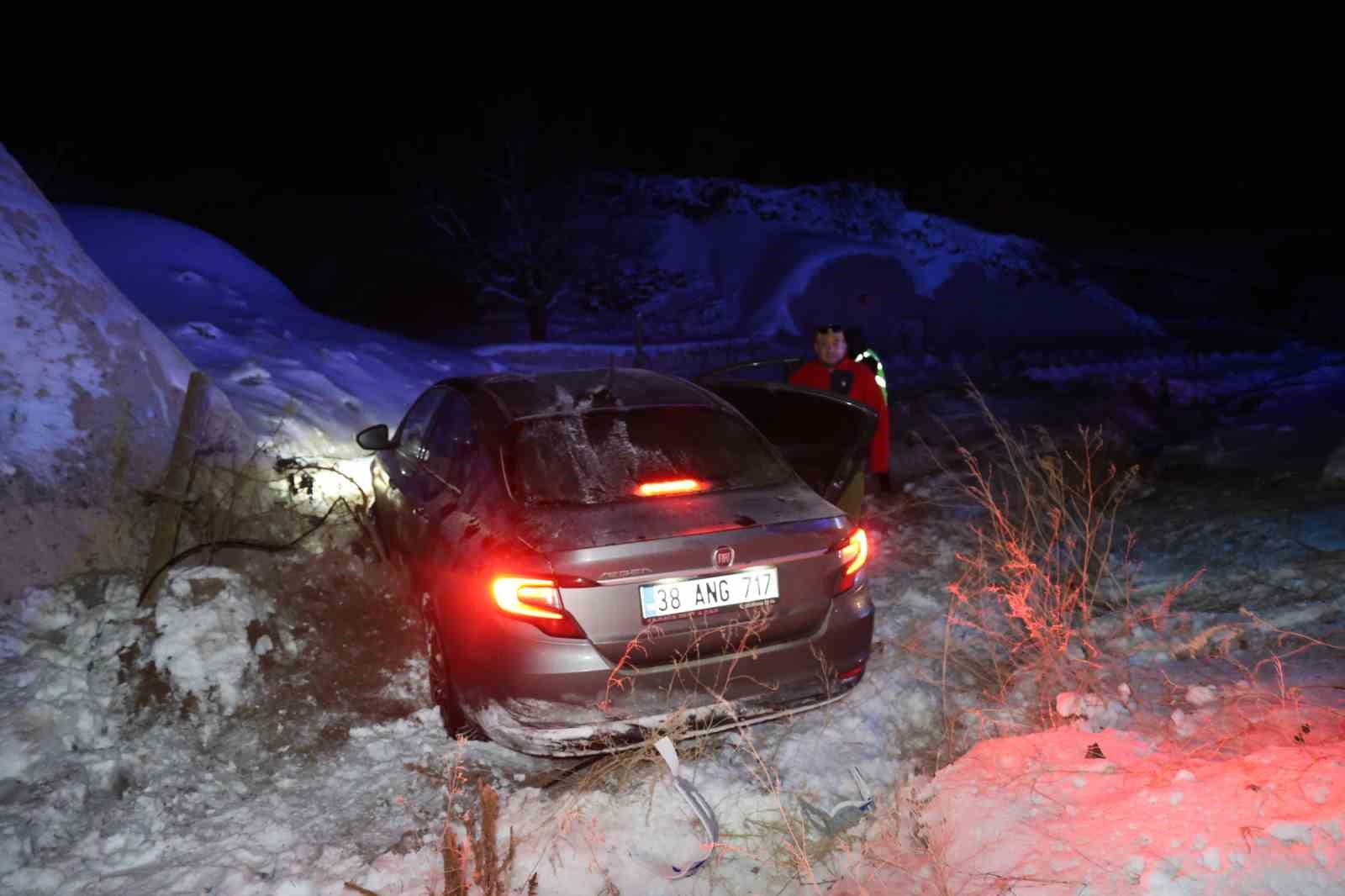 Kontrolden çıkan otomobil kayaya çarparak durabildi
