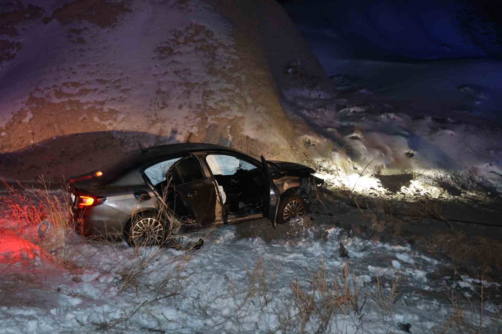 Kontrolden çıkan otomobil kayaya çarparak durabildi
