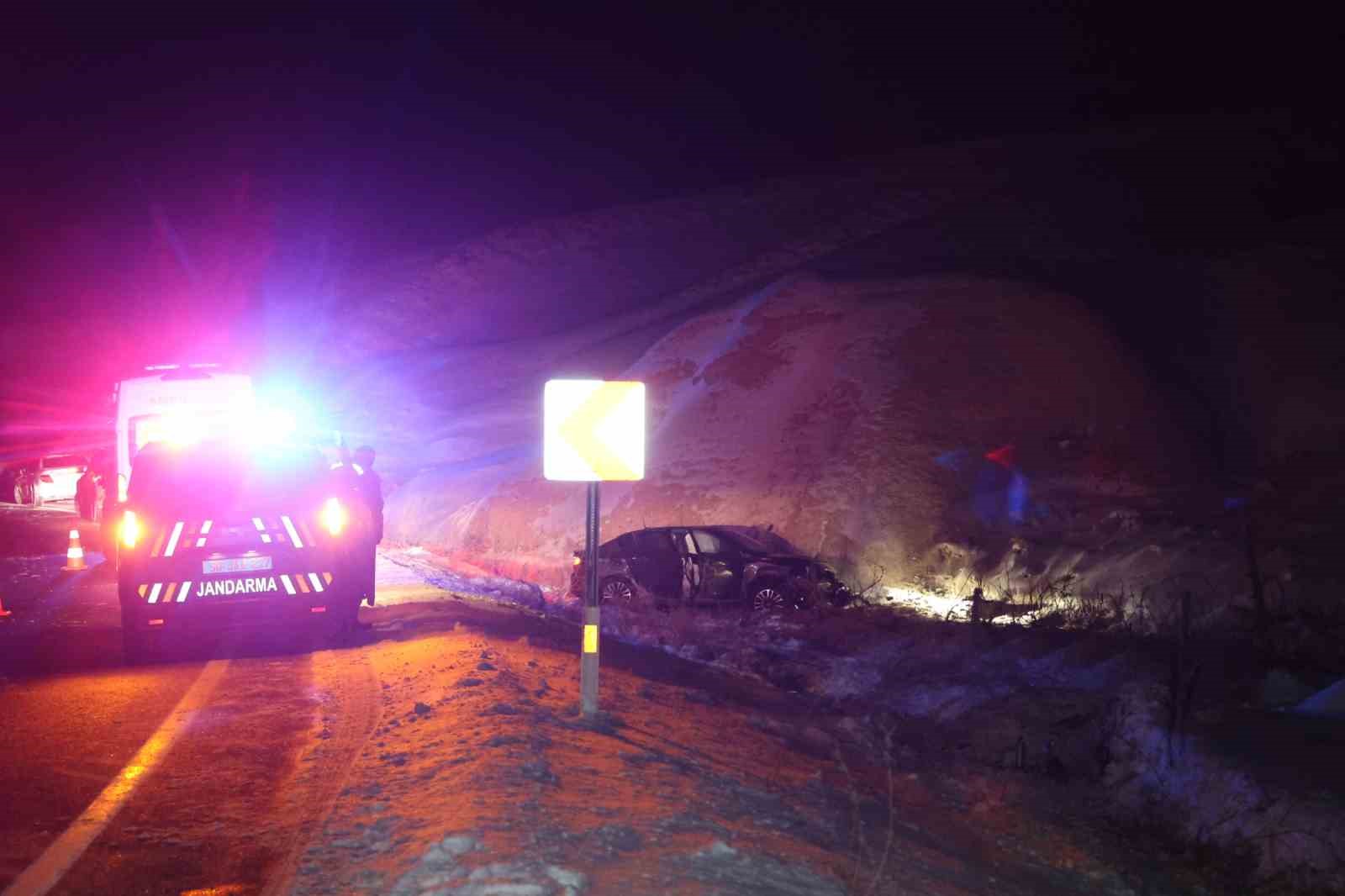 Kontrolden çıkan otomobil kayaya çarparak durabildi
