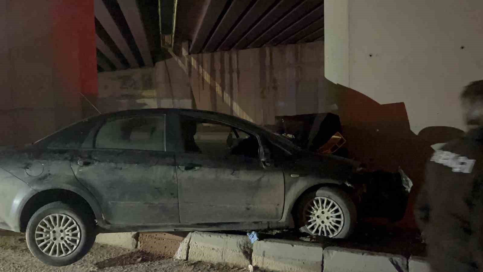 Kontrolden çıkan otomobil köprünün kolonuna saplandı: 1’i ağır 2 yaralı
