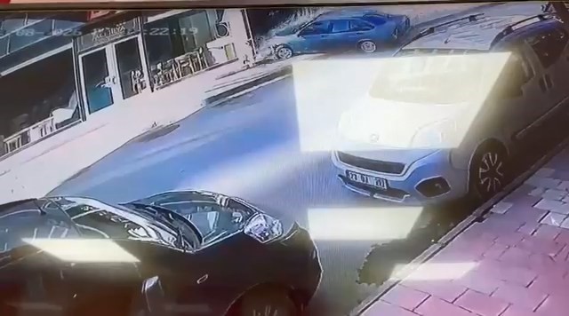 Kontrolden çıkan otomobil mağazaya böyle daldı
