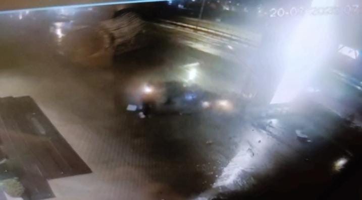 Kontrolden çıkan otomobil reklam panosuna çarptı: 1 ölü, 2 yaralı
