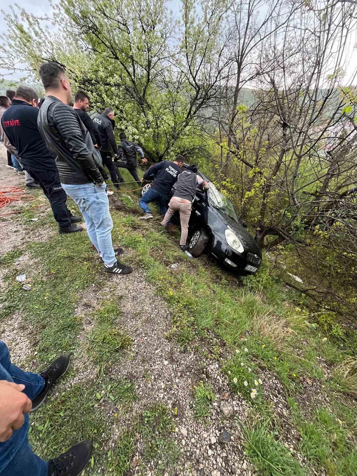 Kontrolden çıkan otomobil şarampole savruldu: 2 yaralı
